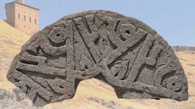 Bakan Ersoy duyurdu: Ani'de 'Hz. Muhammed' isminin yer aldığı Selçuklu taşı bulundu