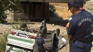Gerger’de kamyonet dereye uçtu: 1 ağır yaralı
