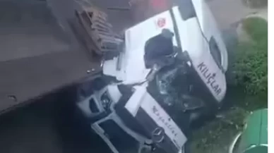 Kocaeli’de rulo sac yüklü TIR dereye devrildi