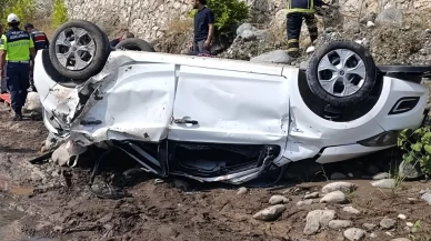 Kontrolden çıkan otomobil dereye uçtu