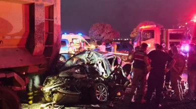 Otomobil hafriyat kamyonunun altına girdi: