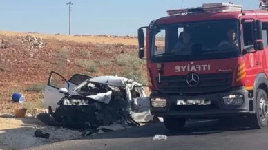 Otomobil ve hafif ticari araç kafa kafaya çarpıştı