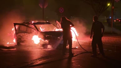 Seyir halindeki otomobil alev aldı, ilk müdahaleyi kadın itfaiye personeli yaptı!