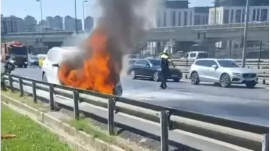 Üsküdar’da seyir halindeki cip alev aldı