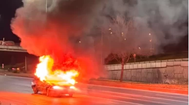Alev alan otomobilden son anda çıktı