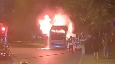 Kartal’da park halindeki minibüs alev topuna döndü