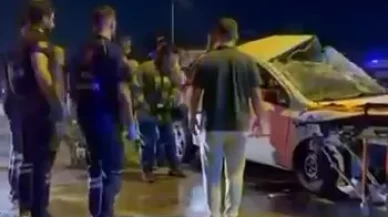 Kontrolden çıkan otomobil refüje çarptı