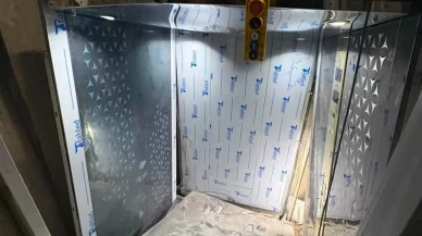 Montajını yaptığı asansör kabininin altında kaldı