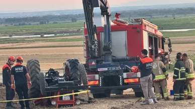 Karı koca traktörün altında can verdi