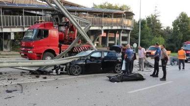 Bariyerlere çarpan otomobil ikiye ayrıldı