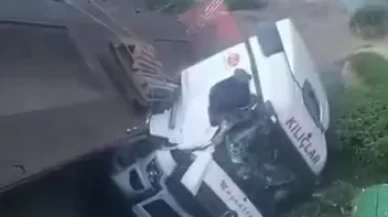 Kocaeli’de rulo sac yüklü TIR dereye devrildi