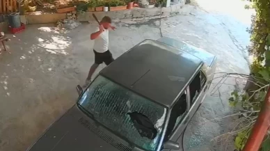 Mersin’de eski sevgilisinin otomobiline satırla saldırdı