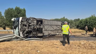 Refüje çarpan yolcu otobüsü devrildi