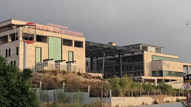 Muayene için geldi, yumruk atıp bıçakla tehdit etti