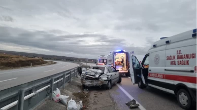 Çorum’da otomobil bariyerlere çarptı: 5 kişi yaralandı