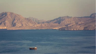 Hürmüz Boğazı’nda yük gemileri adalar arasında bekliyor