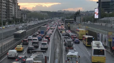 İstanbul'da hafta ortası trafiği hayatı felç etti!