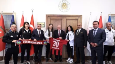 Kadın futbolcular Bakan Yaşar Güler’le bir araya geldi