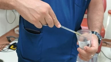 Yutkunamayan adamın boğazından canlı sülük çıkarıldı!