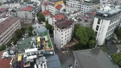 Otelin çatısı çöktü! Beton parçaları araçların üzerine düştü
