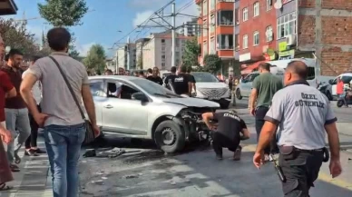 Güngören’de otomobil kaldırıma çıktı: 2 yaya yaralandı