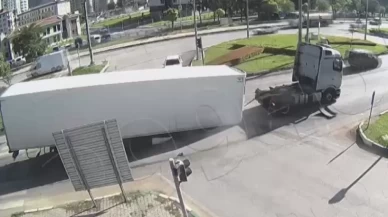 Amasya’da seyir halindeki TIR’ın dorsesi koptu