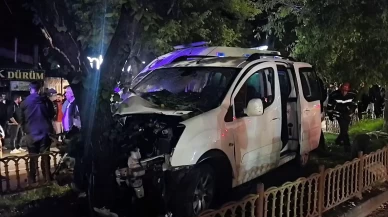 Erzurum’da ağaca çarpan hafif ticari araçta 2 kişi yaralandı