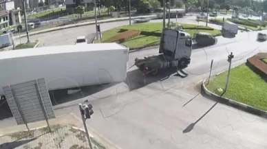 Amasya’da seyir halindeki TIR’ın dorsesi koptu