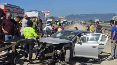 Orhangazi’de bariyerlere çarpan otomobil refüje düştü