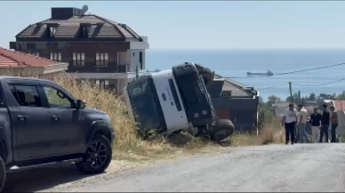 Beylikdüzü’nde yol çöktü, beton mikseri şarampole devrildi