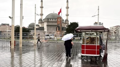 Ani basan sağanak yağmur Taksim Meydanı'nı vurdu, vatandaşlar hazırlıksız yakalandı!