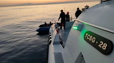 İzmir açıklarında lastik botta can pazarı: 1'i çocuk 19 düzensiz göçmen kurtarıldı