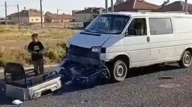 Aksaray'da minibüsle çarpışan moped paramparça oldu