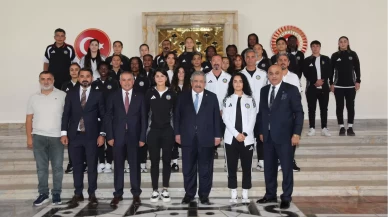 Yüksekova Spor Kulübü’nden MHP'li Feti Yıldız’a anlamlı ziyaret