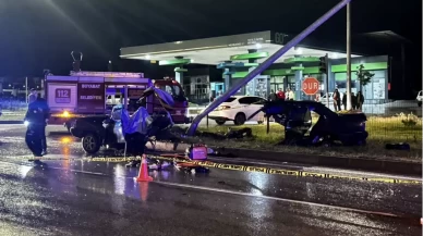 Sinop’ta otomobil aydınlatma direğine çarptı