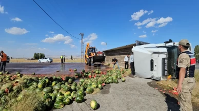 Yüklü tır devrildi! Yol bir anda karpuz tarlasına döndü
