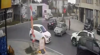 Sürücü çarptığı tabelayı sökmek istedi