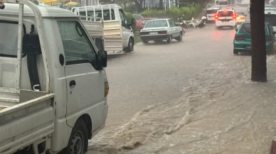 Antalya’da şiddetli yağış pazarı vurdu