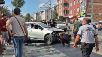 Güngören’de otomobil kaldırıma çıktı: 2 yaya yaralandı