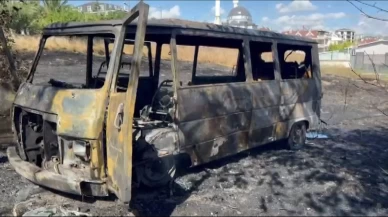 Beylikdüzü’nde otluk alandaki yangın minibüse sıçradı