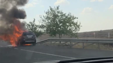 Şanlıurfa’da seyir halindeki otomobil alevlere teslim oldu