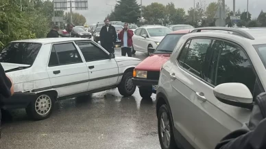 Bursa İnegöl’de zincirleme kaza! 3 otomobil birbirine çarptı, 2 kişi yaralandı