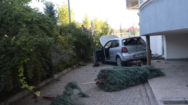 Nevşehir’de kontrolden çıkan araç apartman bahçesine düştü