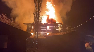 Artvin’de 95 yıllık ahşap cami yangında kullanılamaz hâle geldi