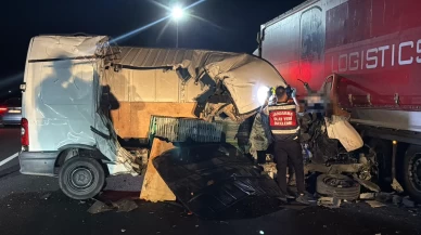 Tekirdağ'da TEM Otoyolu'nda minibüs TIR'a çarptı: 1 ölü, 1 ağır yaralı