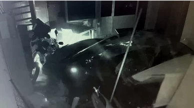 Mersin’de kontrolden çıkan otomobil oto galerisine girdi