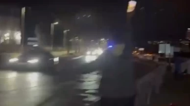Bariyerlere çarpan motosikletçinin hayatını gençlerin telefon ışıkları kurtardı!