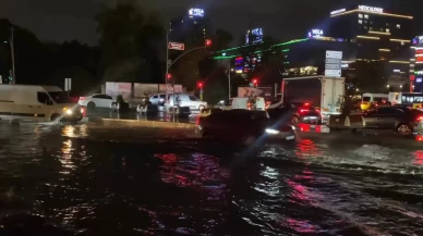 İstanbul'da aniden bastıran sağanak hayatı felç etti
