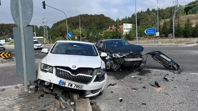 Bolu’da iki otomobil çarpıştı: Araçlar hurdaya döndü