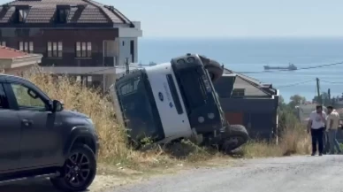 Beylikdüzü’nde yol çöktü, beton mikseri şarampole devrildi